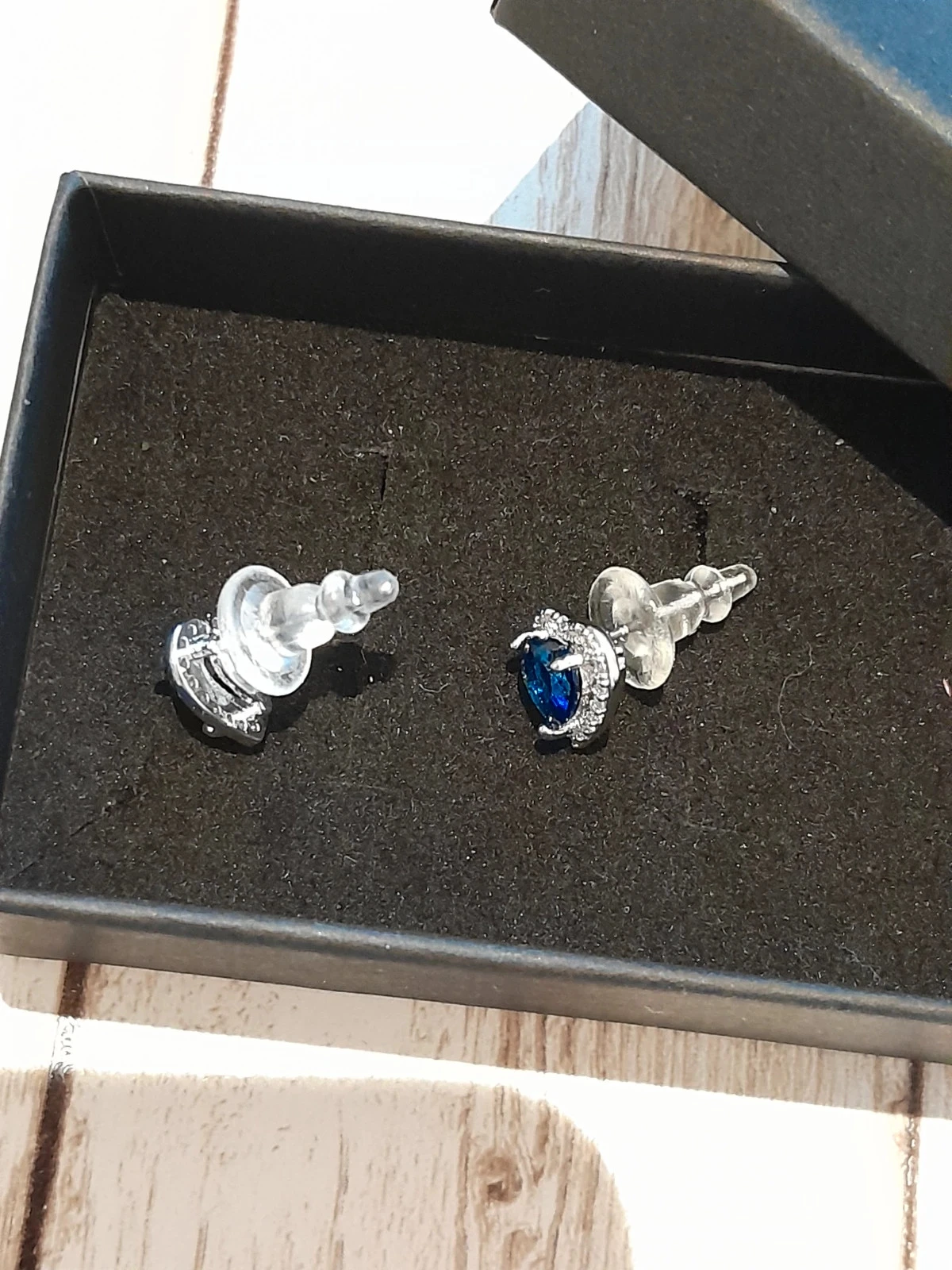Hartvormige oorbellen met strass – photo 4